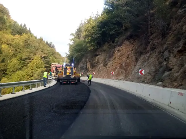 Обявиха поръчки за основен ремонт на над 111 км. пътища в Смолянско 