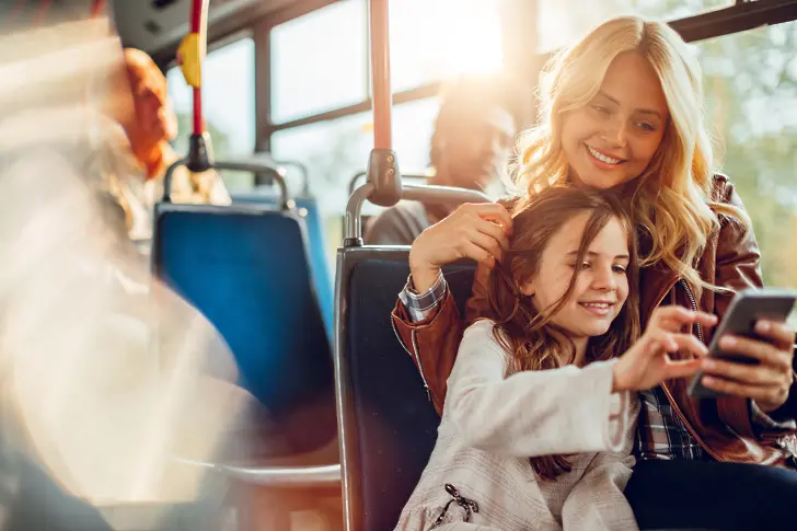 Децата до 7 години пътуват с безплатна карта за градския транспорт, която важи за всички градове в страната