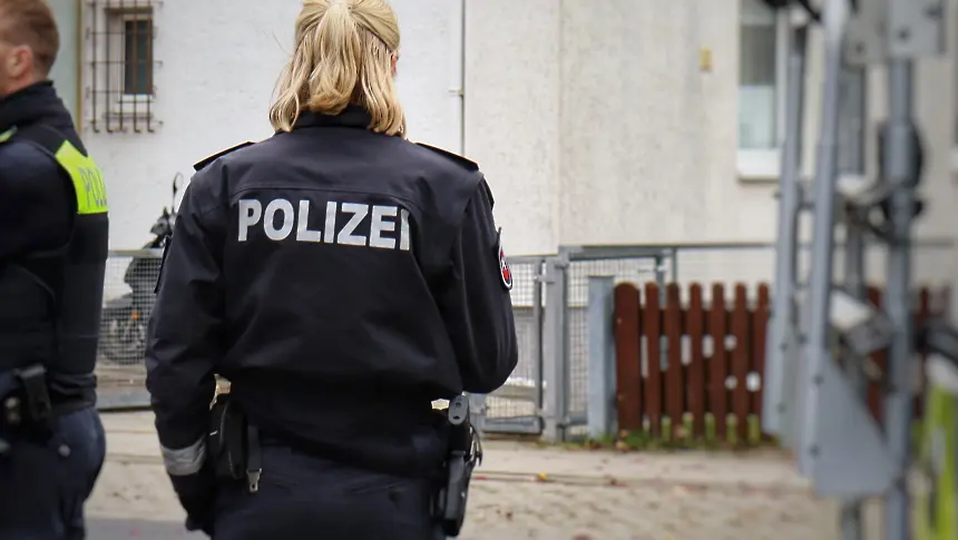 Полицайка стана известна със своя танц по време на прайда в Германия (видео)