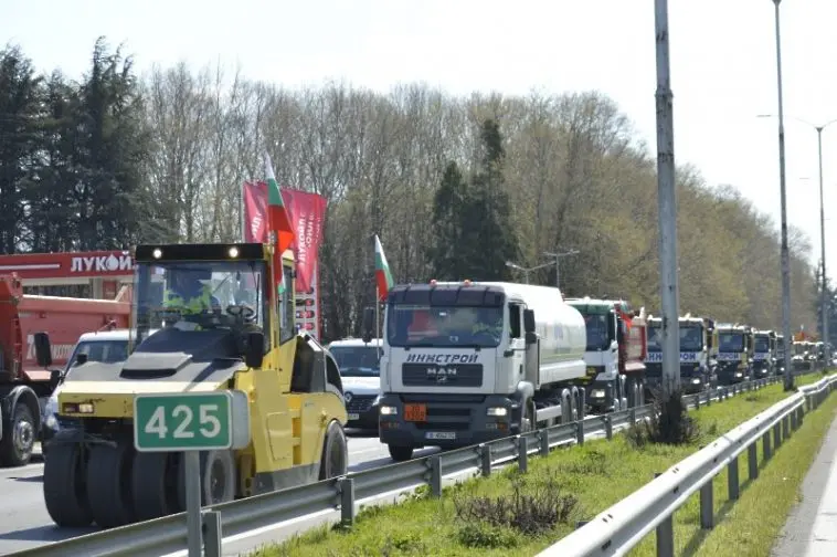 Протест блокира пътя за Бяла в 10 часа