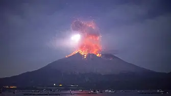 Един от най-активните вулкани в Япония изригна отново (видео)