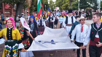 Колоритното дефиле на участниците в Международния фолклорен фестивал (СНИМКИ)