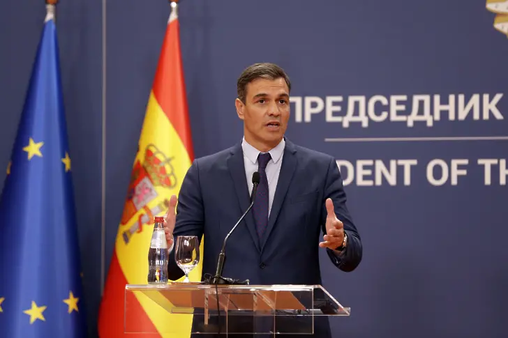 Премиерът на Испания призовава мъжете да спрат да носят вратовръзки