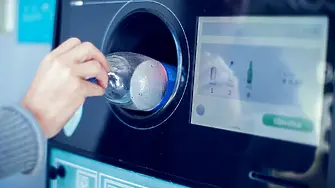 Автомат за събиране на празни пластмасови бутилки и метални кенове монтират в магазин в Балчик