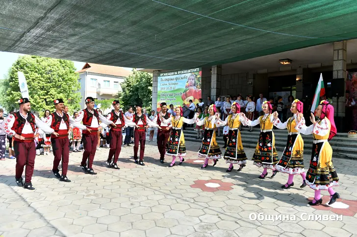 Производители от цялата страна си дадоха среща на празника  „Златна праскова“ в Гавраилово