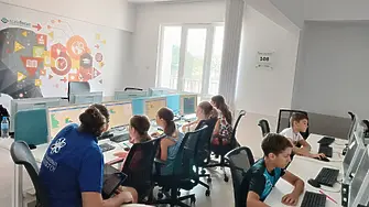 Над 500 деца се включиха в безплатните курсове по програмиране на Община Бургас