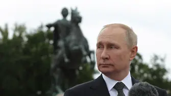 Путин сякаш е с обездвижена дясна ръка (видео) 