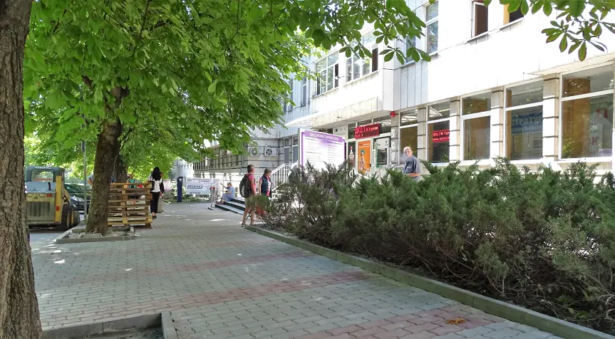 Ремонтира се основно тротоарът пред ДКЦ 1 във Велико Търново