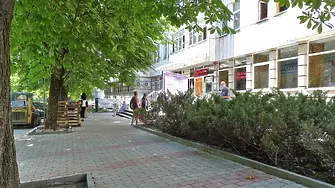Ремонтира се основно тротоарът пред ДКЦ 1 във Велико Търново