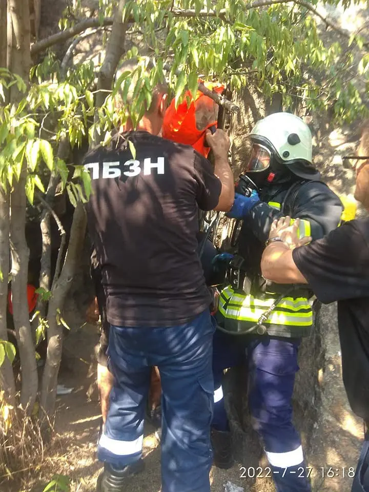 Пожарникари спасиха момче от задушаване в скален тунел на Младежкия хълм (СНИМКИ)