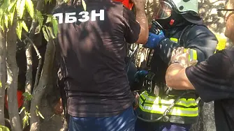 Пожарникари спасиха момче от задушаване в скален тунел на Младежкия хълм (СНИМКИ)