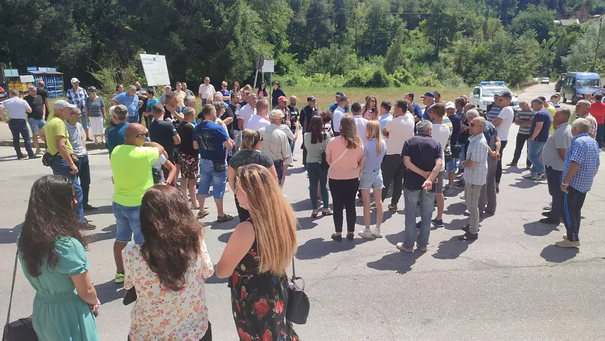 След протестите в Рудозем от АПИ обявиха, че се възобновяват ремонтните дейности  по пътя за  Пловдивци