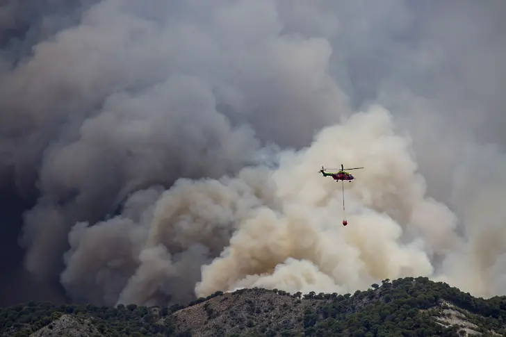 НАТО изпрати рекордните 40 противопожарни самолета и хеликоптери в Гърция