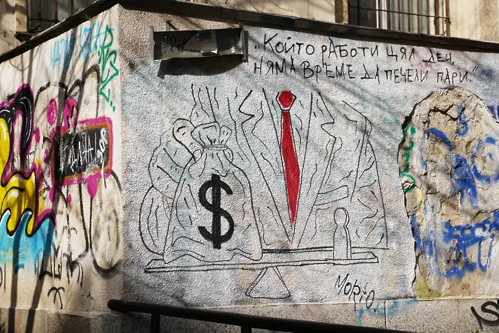 Уличният артист Morio, който рисува графити с афоризми по стените на сгради и влакове