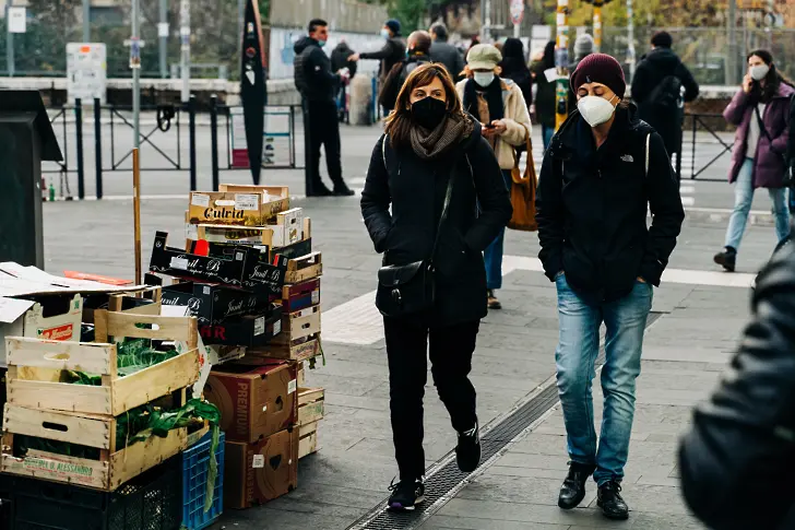 Коригираха Ковид мерките в София: В магазините в мола - с маска, в общите части - без
