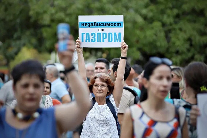 Граждани се събраха на протест срещу евентуално връщане на доставките от „Газпром“ 