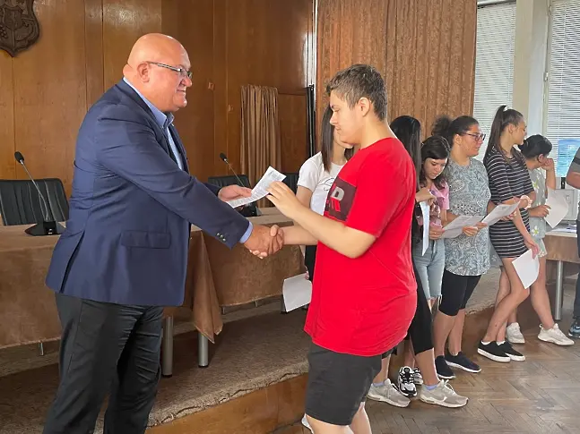 Кметът на Видин връчи трудовите договори на 12 младежи, които започват платен стаж в Общината