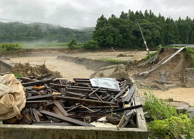 Проливни дъждове в Северна Япония, 200 000 души са призовани да се евакуират