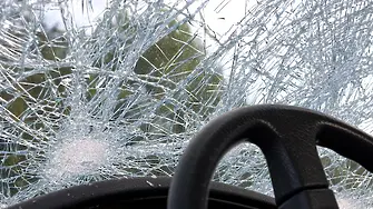 Счупиха стъклата на автомобил 