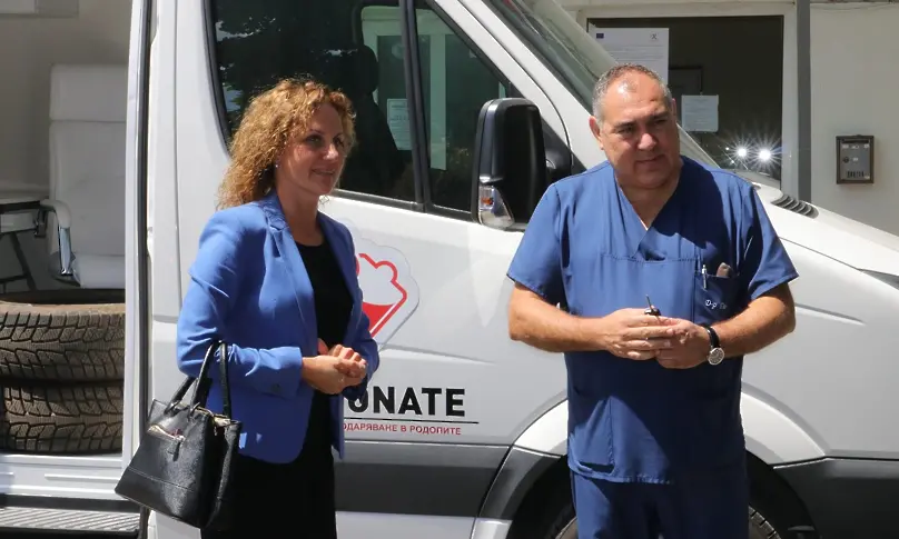 Областната управа на Хасково дари линейка на болницата