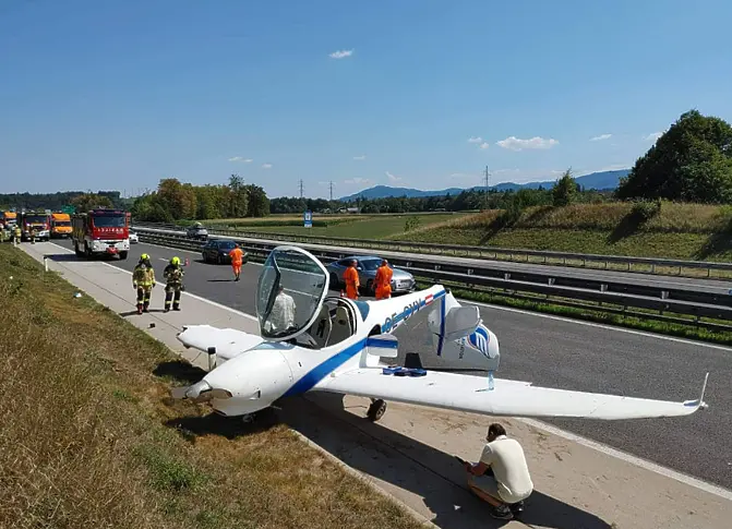 Малък самолет кацна на магистрала в Словения (видео)