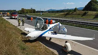 Малък самолет кацна на магистрала в Словения (видео)