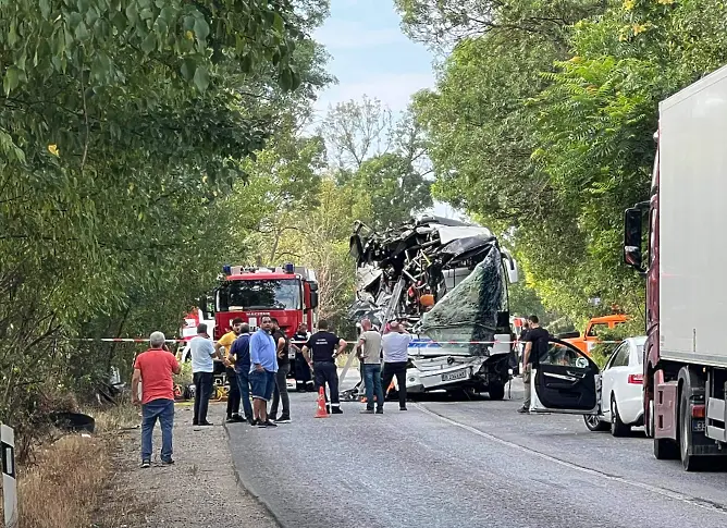 Тежка катастрофа между автобус и лека кола край Велико Търново, има загинали