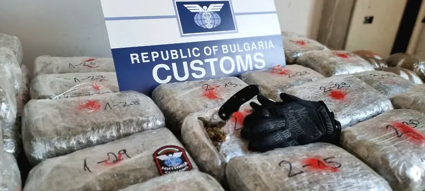 Над 100 кг марихуана задържаха митнически служители на МП Калотина