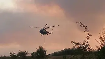 Трети ден гасят пожара в Панагюрско, отново се включва хеликоптер