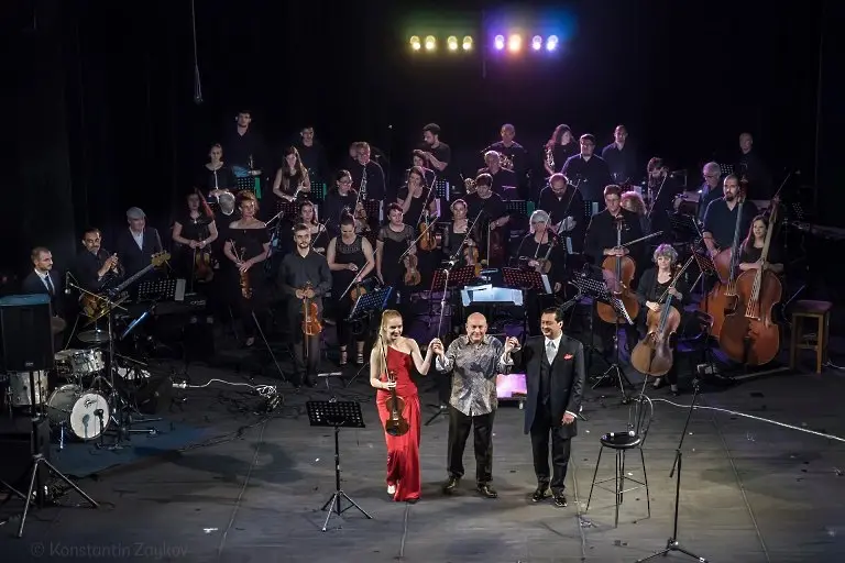 Синатра и Beatles за цигулка, глас и оркестър звучат в концертите на Васил Петров и Симфониета Враца