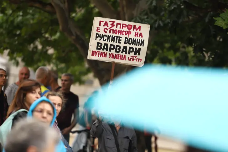 Продължават протестите пред президентството срещу подновяване на доставките от „Газпром“