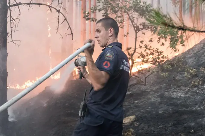 Още се борят с пламъците край средецкото село Белила