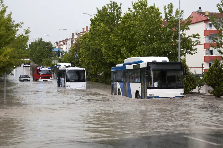 Проливни дъждове предизвикаха големи наводнения в Истанбул