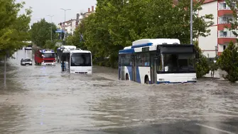 Проливни дъждове предизвикаха големи наводнения в Истанбул