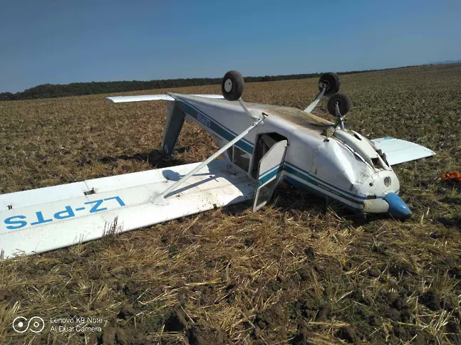 Самолет се приземи в нива край Крушевец, пилотът е в болница 