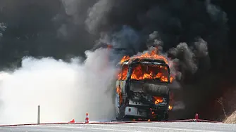 Пътят Бургас - София е блокиран заради горящ автобус (снимки)