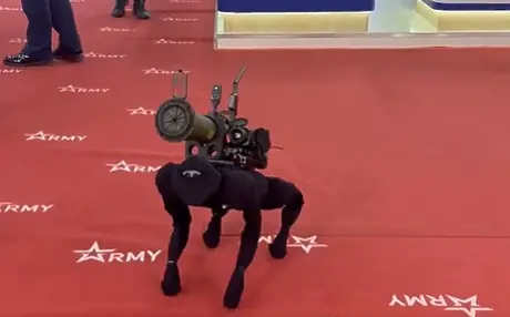 В Москва представиха куче робот с оръжие на гърба