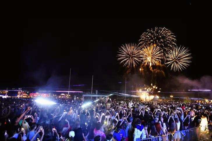Хиляди празнуваха край Морска гара във Варна (СНИМКИ)