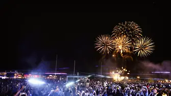 Хиляди празнуваха край Морска гара във Варна (СНИМКИ)