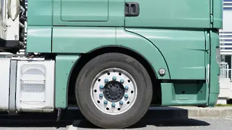 Тежкотоварните камиони се отклоняват на паркинги с цел облекчаване на трафика