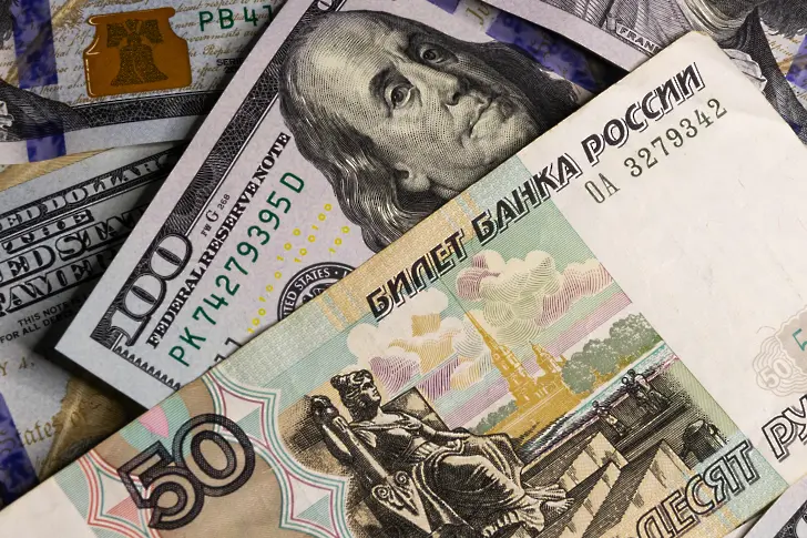 Въпреки че се свива, руската икономика засега издържа на санкциите