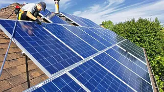 Издирват крадците на два соларни панела от строителна фирма
