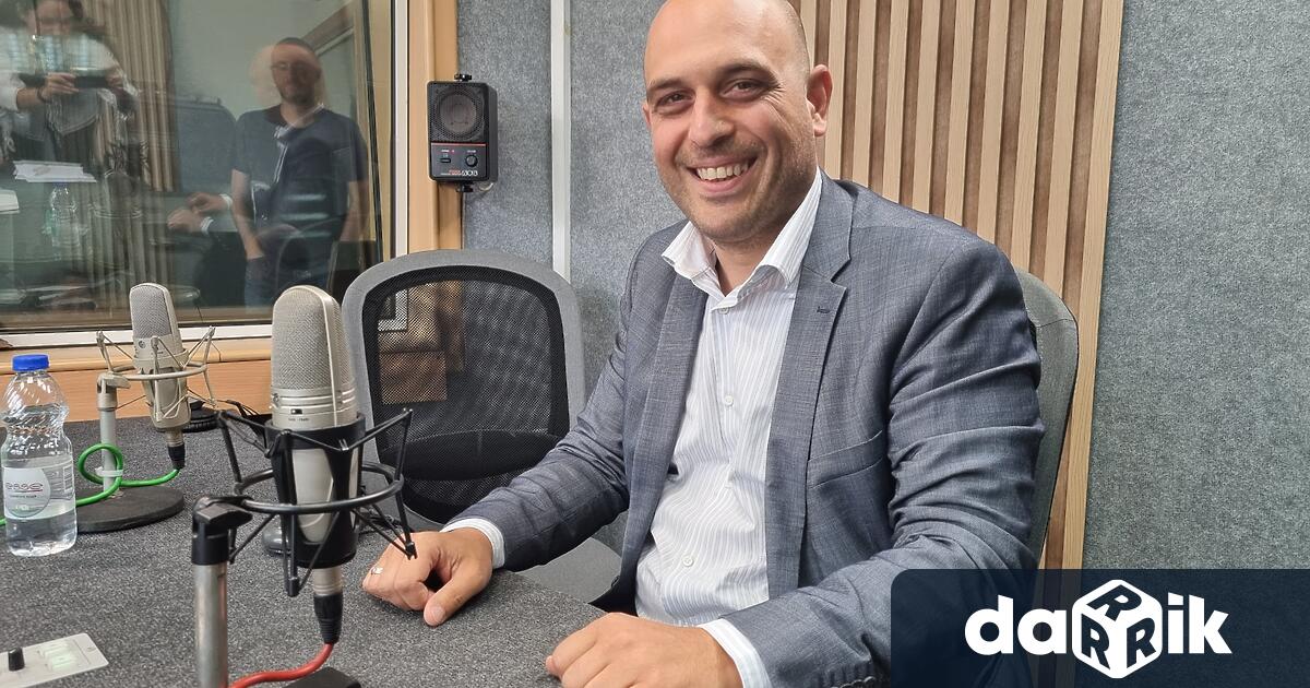 Атанас Георгиев е на 39 г., университетски преподавател иикономист. В