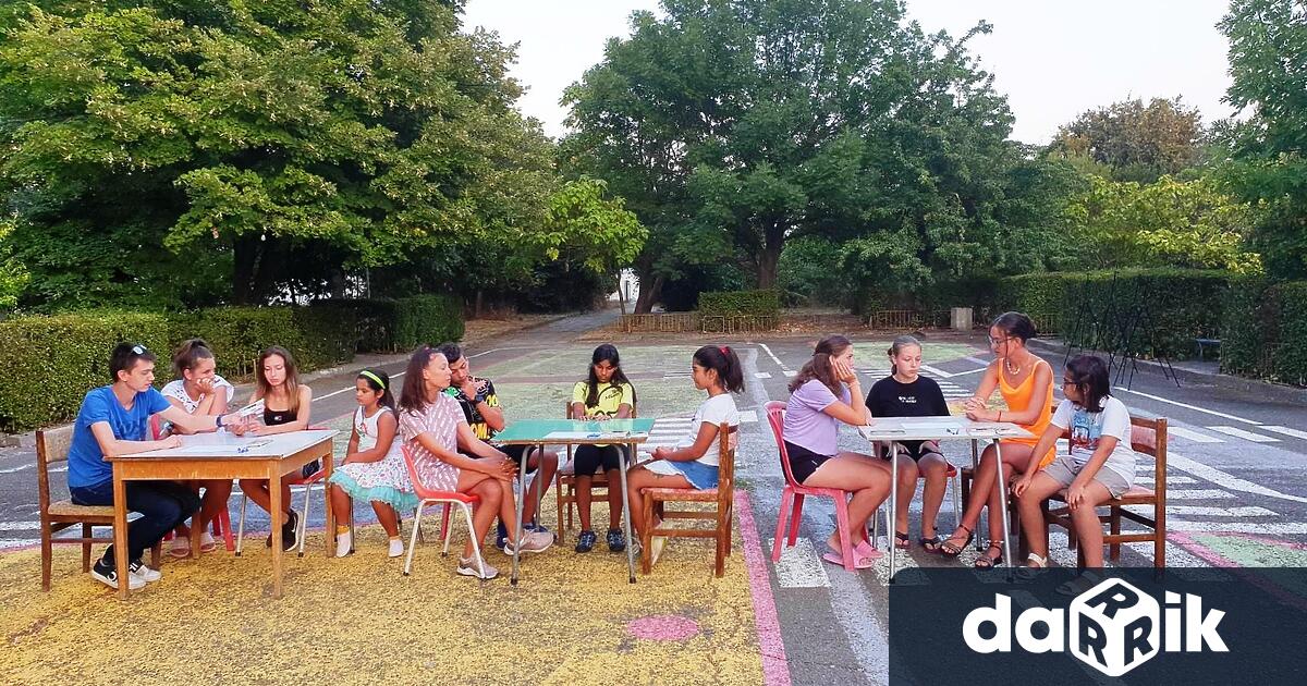 Учениците от клубРоден край,с ръководител Т. Станчева,при ОДК -Кюстендил се