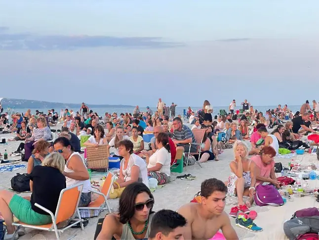 Най-дългата вечеря на плажа събра хиляди в „Аспарухово“ (СНИМКИ)