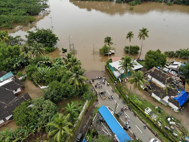 Най-малко 40 души загинаха при наводнения и свлачища в Северна Индия 