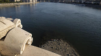Сушата изпи Дунав спря корабоплаването изгони птиците рибите и дори