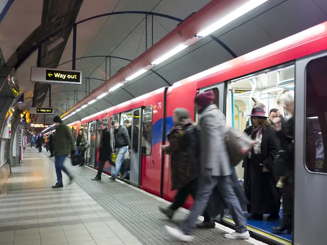 Стачка на служителите на метрото в Лондон затруднява движението