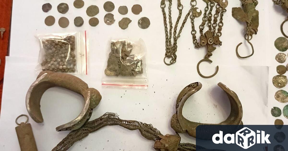 Множество накити, монети и предмети- културно-исторически ценности са иззети в