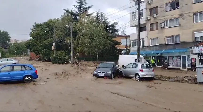 Огромен порой наводни Карлово, обявено е частично бедствено положение (ВИДЕО И СНИМКИ)
